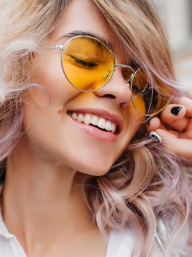 Modelo de óculos de sol e cabelo descolorido