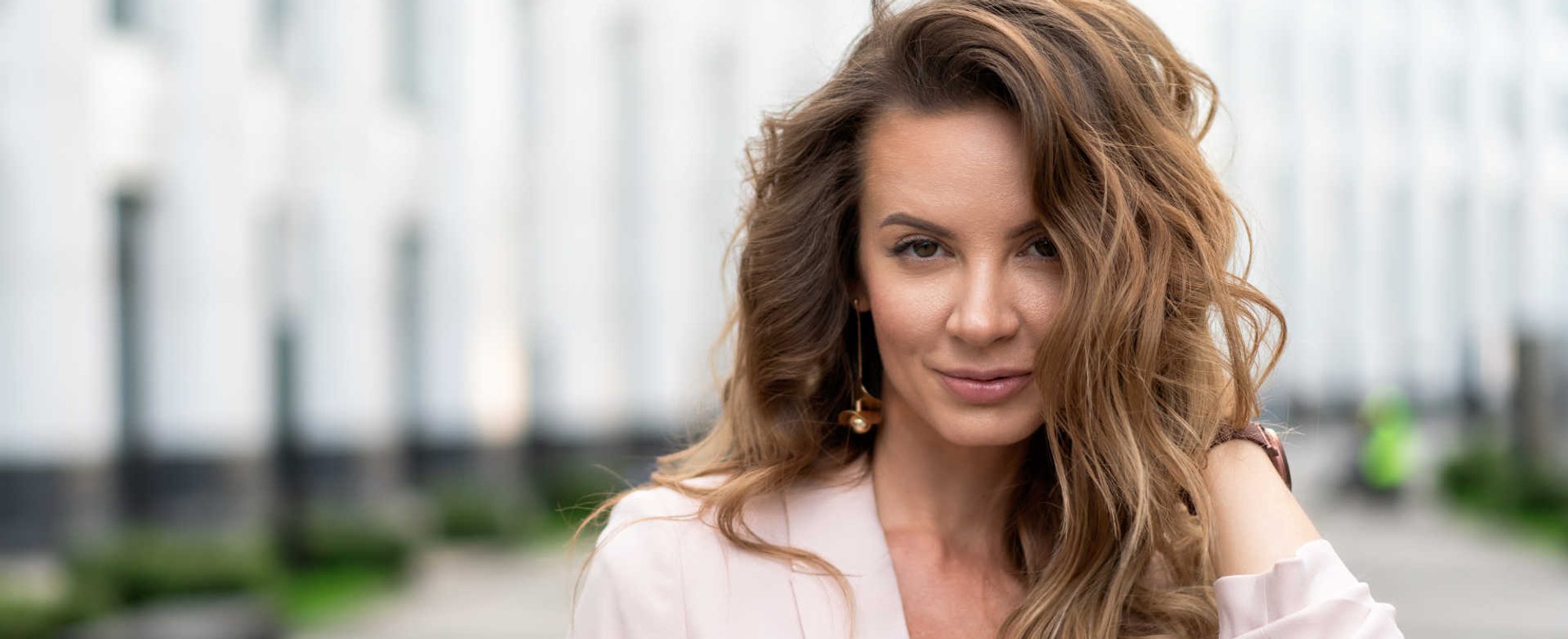 Modelo branca com cabelo com luzes e ondulado