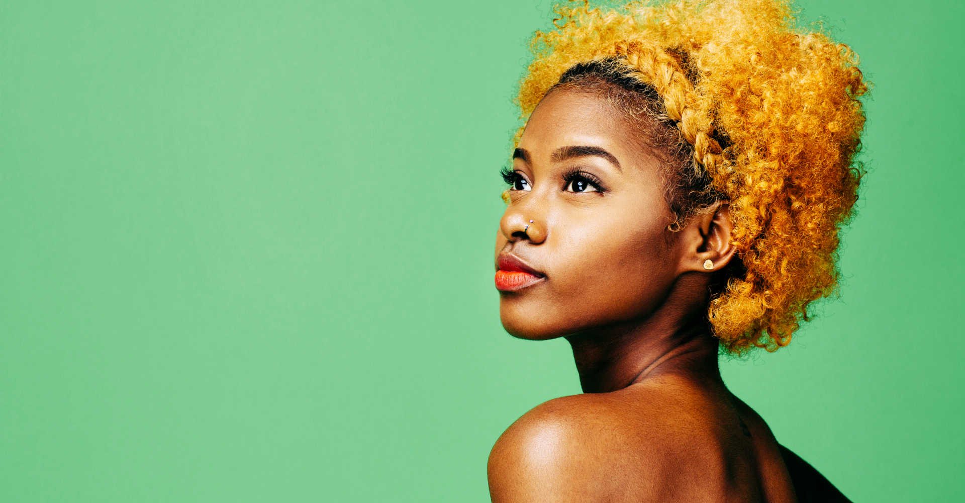 Modelo negra com cabelo loiro