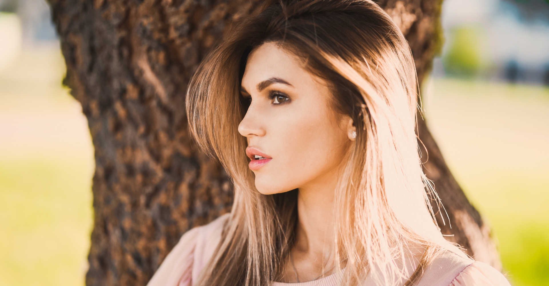 Modelo branca com cabelo liso e castanho