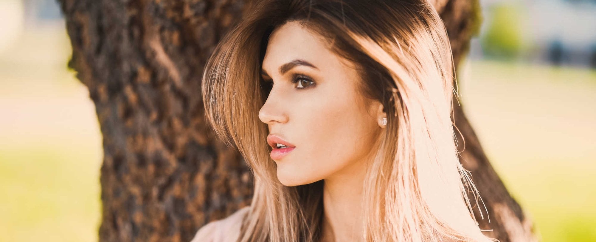 Modelo branca com cabelo liso e castanho