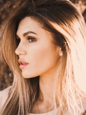 Modelo branca com cabelo liso e castanho