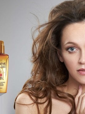 Modelo branca com cabelo volumoso