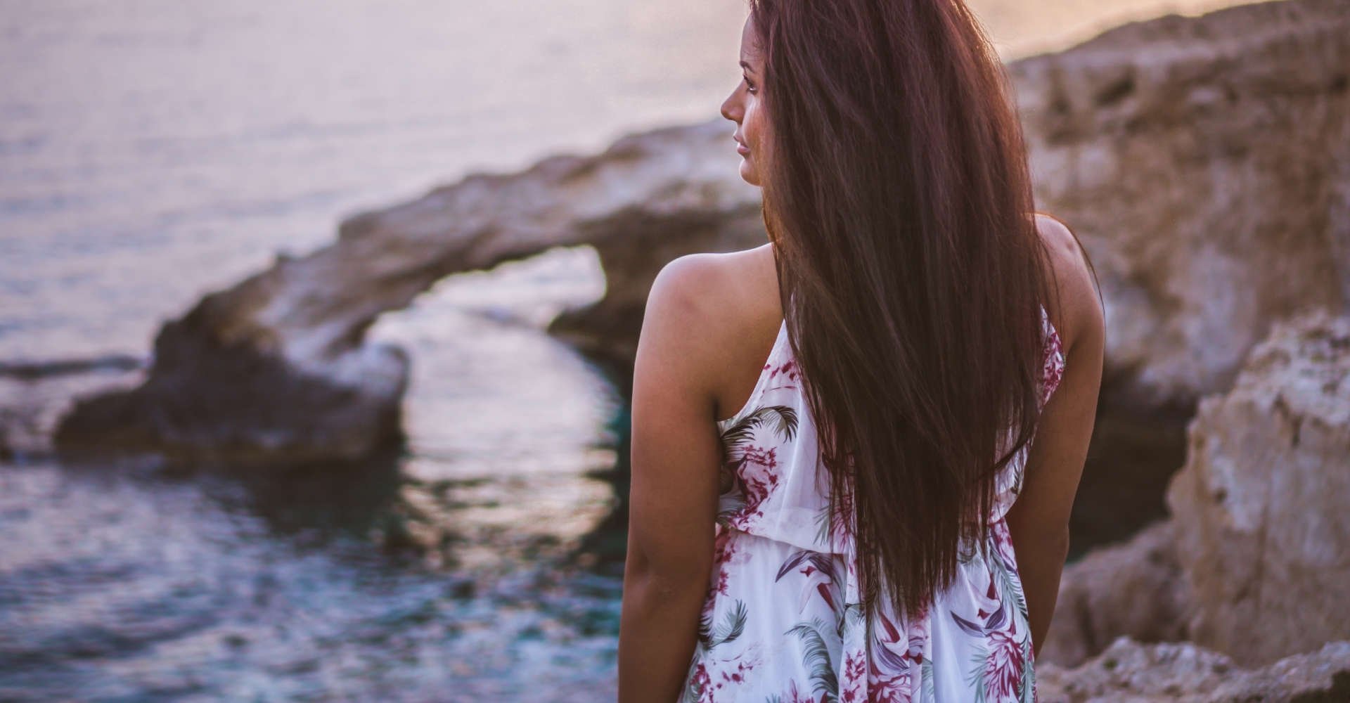 Modelo de costas com cabelo liso