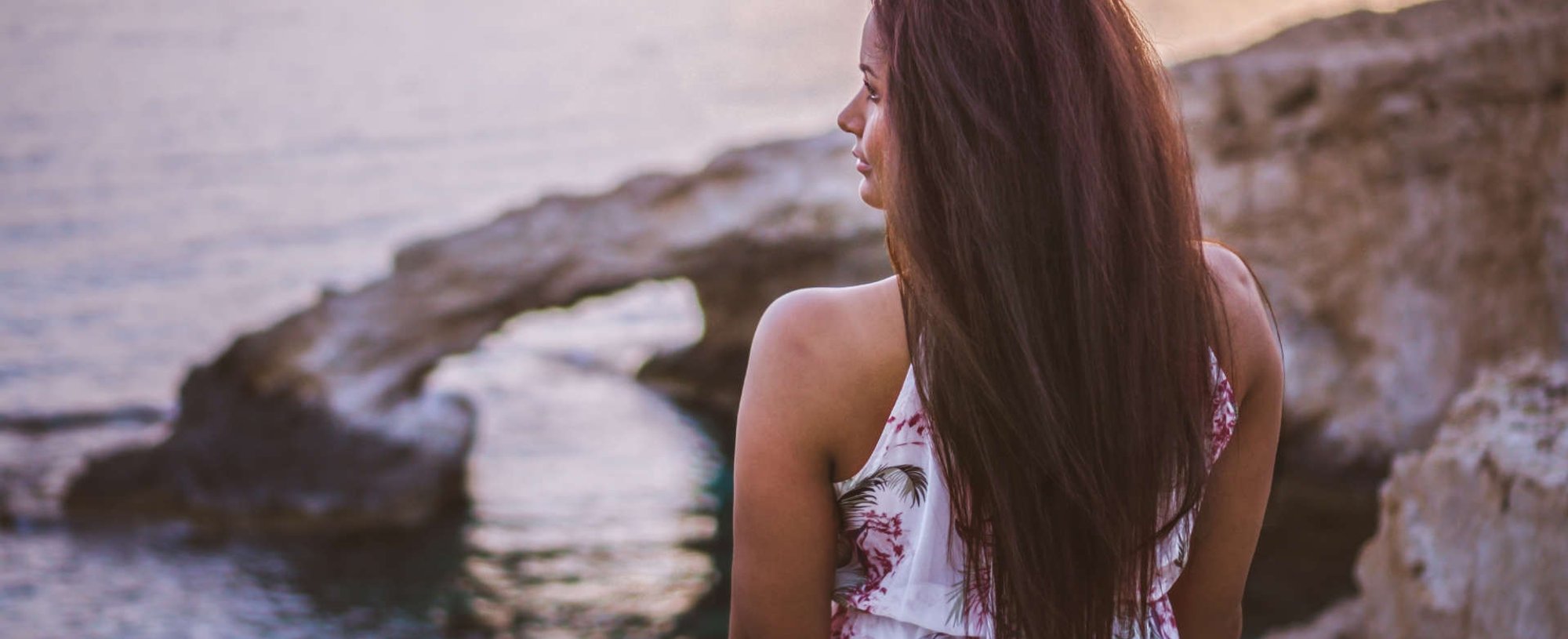 Modelo de costas com cabelo liso
