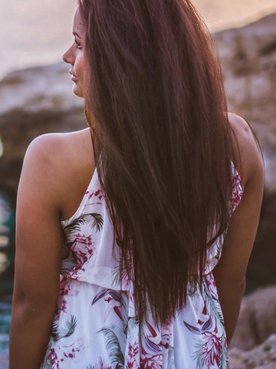 Modelo de costas com cabelo liso