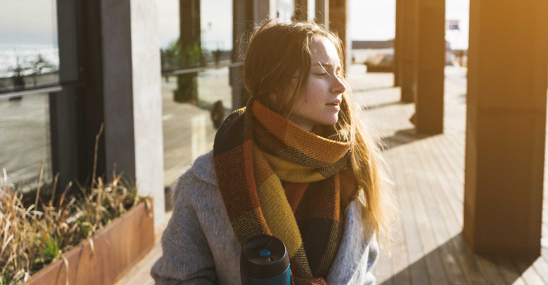 Modelo branca com cachecol amarelo