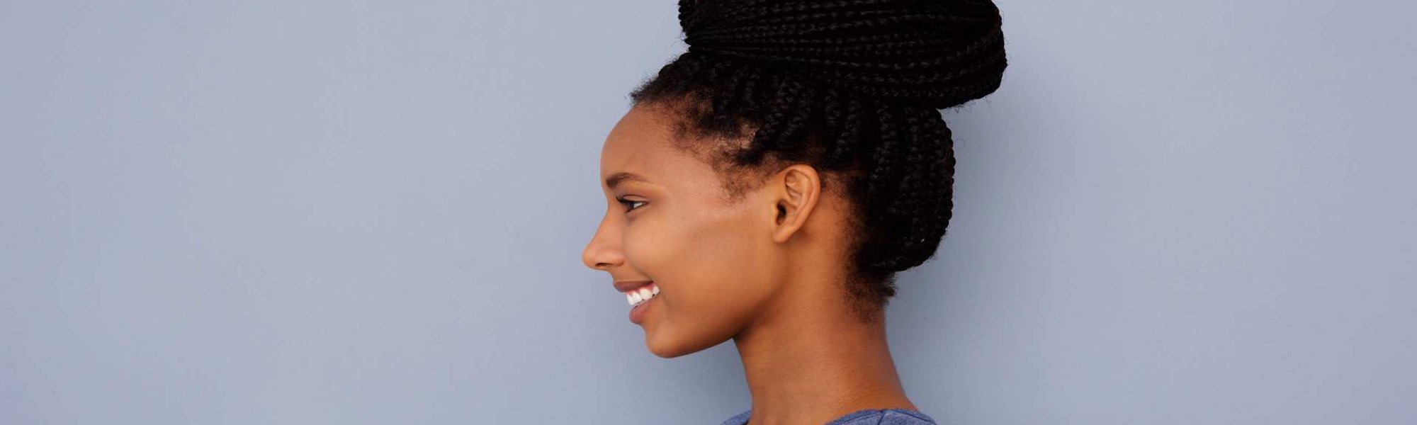 Penteado de festa para cabelos cacheados e crespos: siga o passo a passo e  aprenda a fazer um coque alto com tranças em detalhes!| L'Oréal Paris