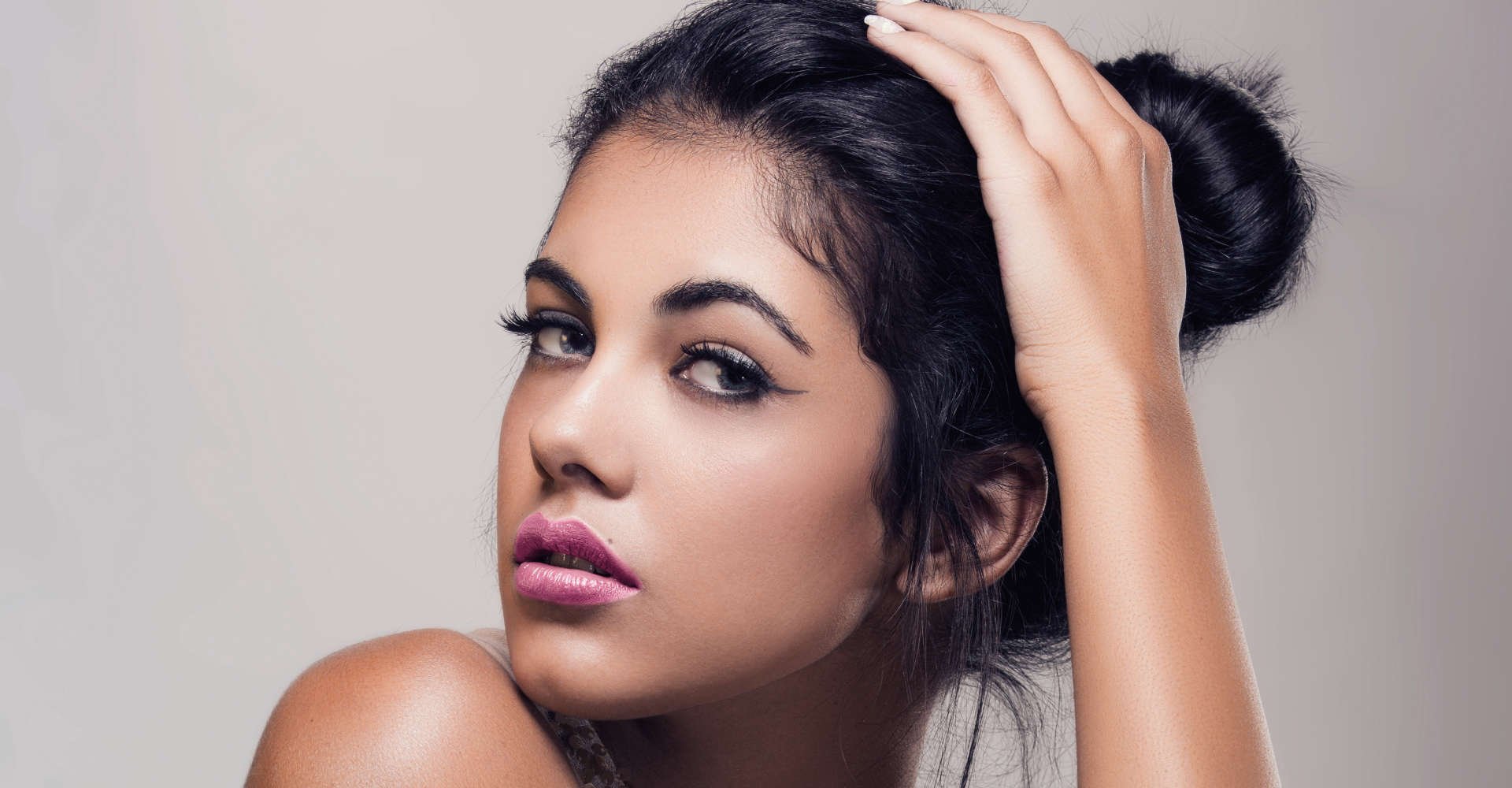 mulher exibe penteado "top knot"