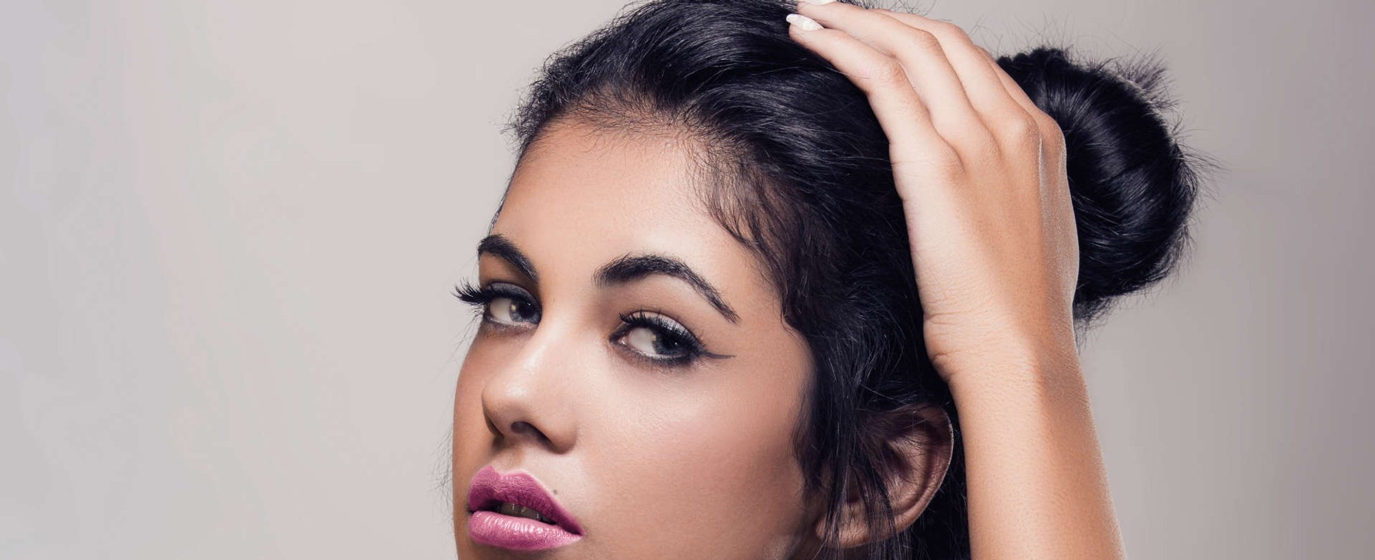 mulher exibe penteado "top knot"
