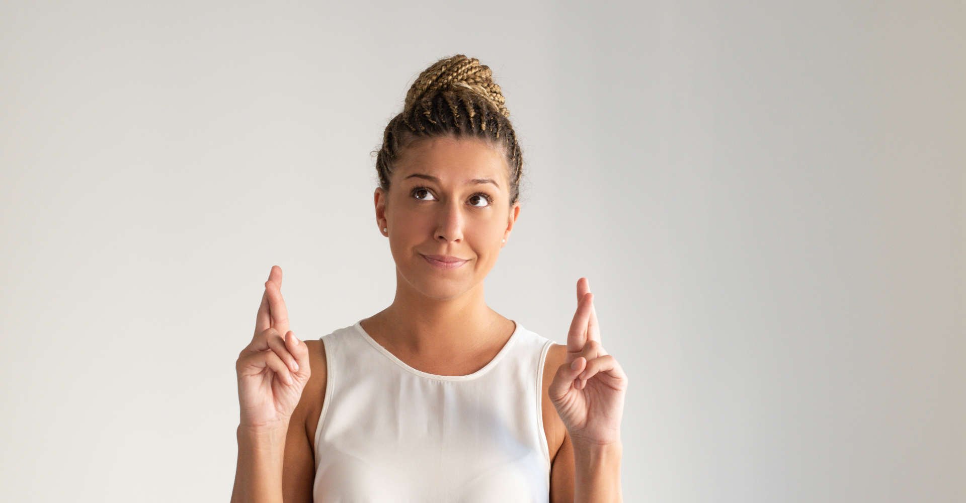 mulher exibe penteado coque alto com trança de corda