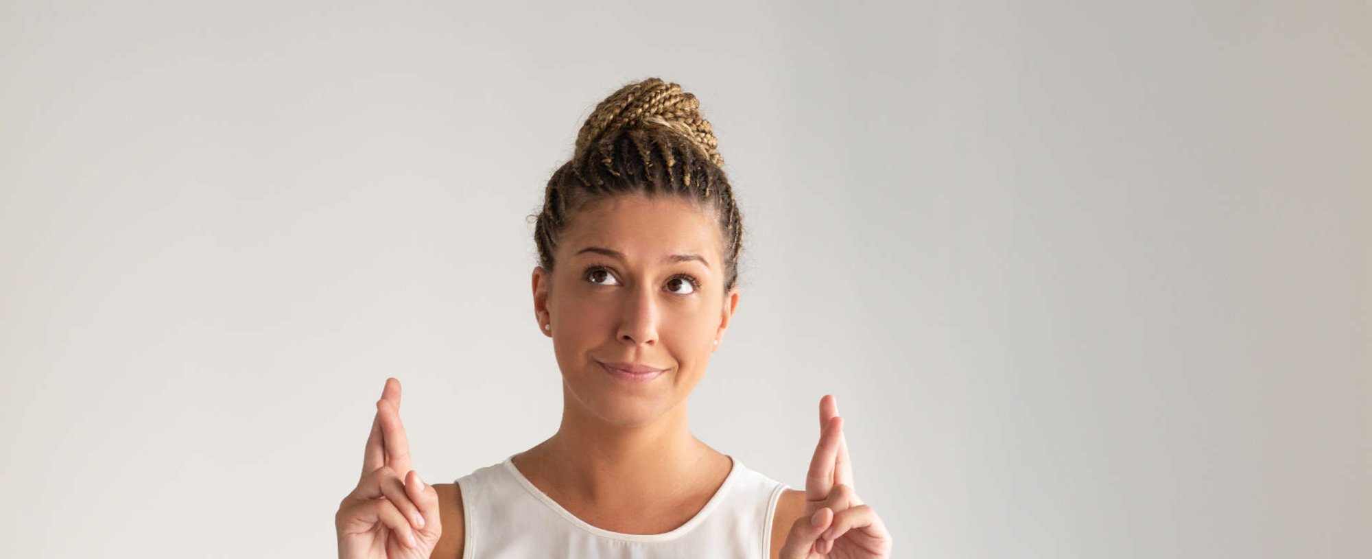 mulher exibe penteado coque alto com trança de corda