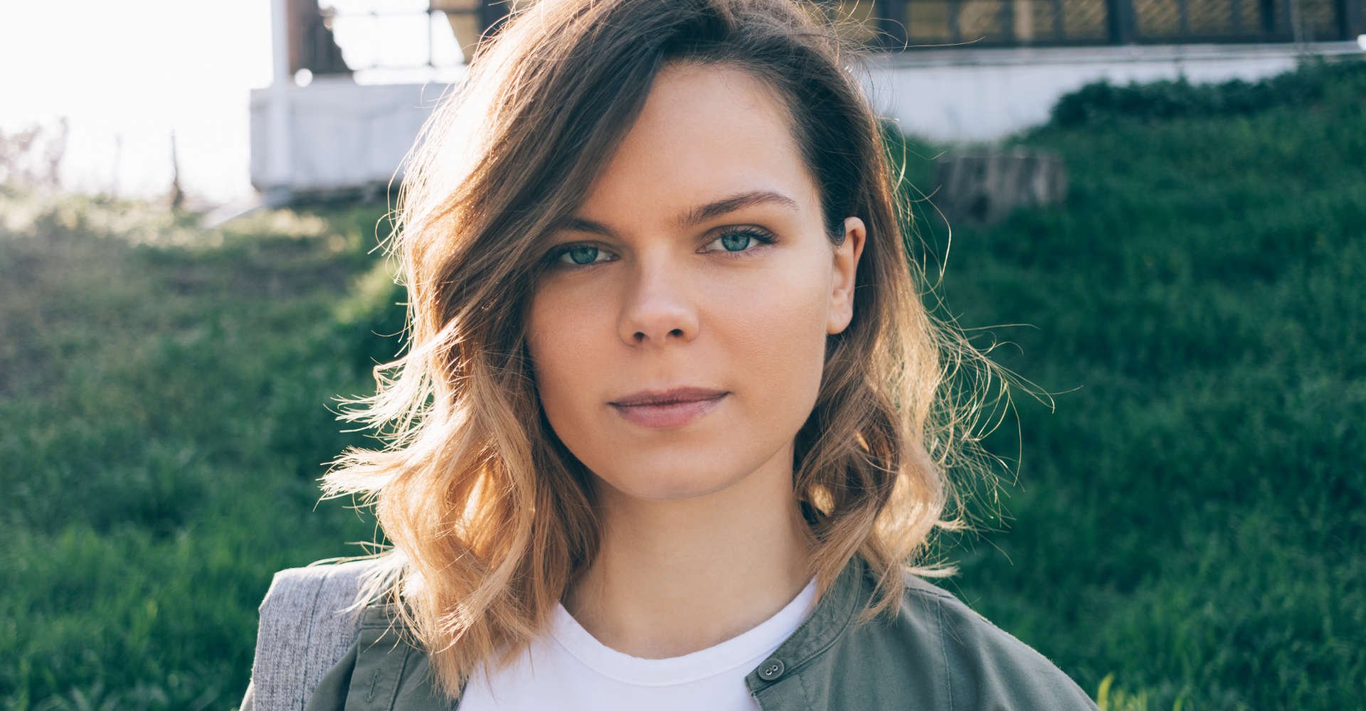 mulher exibe corte de cabelo