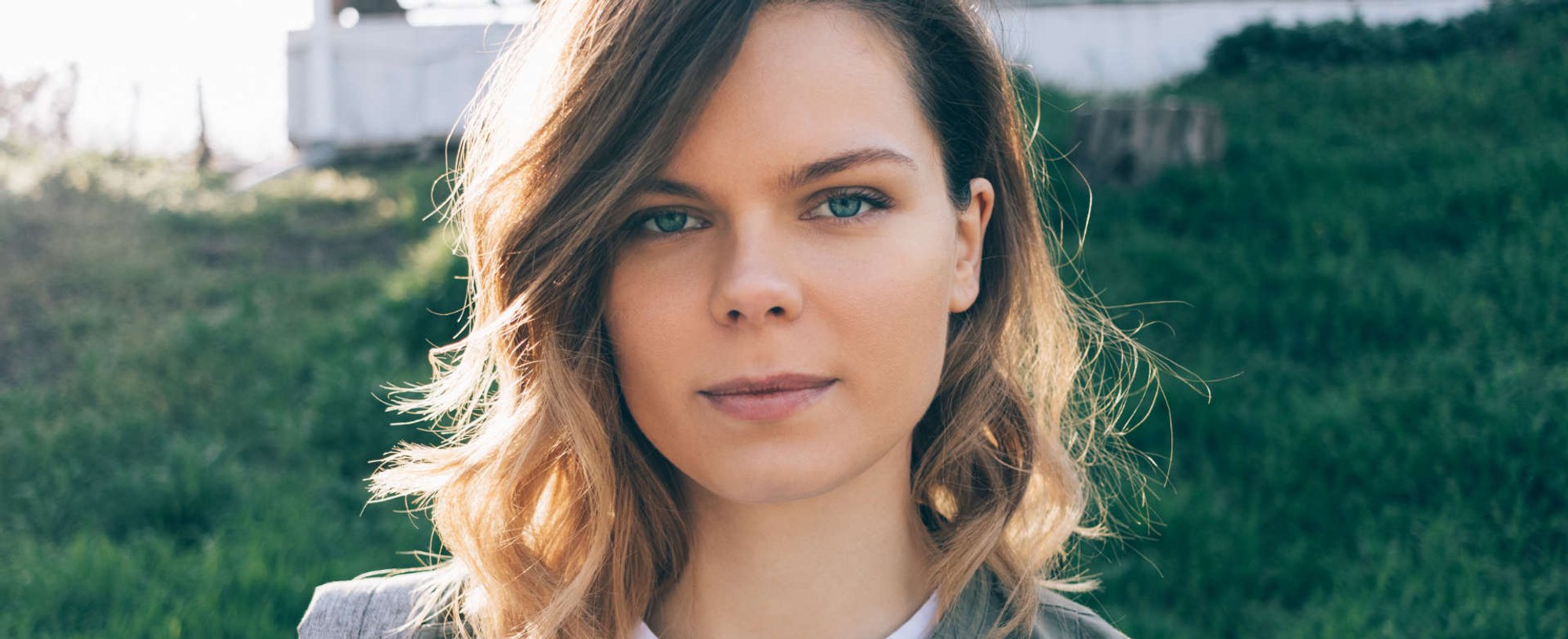 mulher exibe corte de cabelo