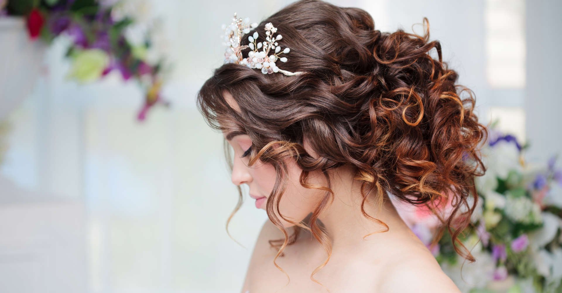 noiva exibe seu penteado 