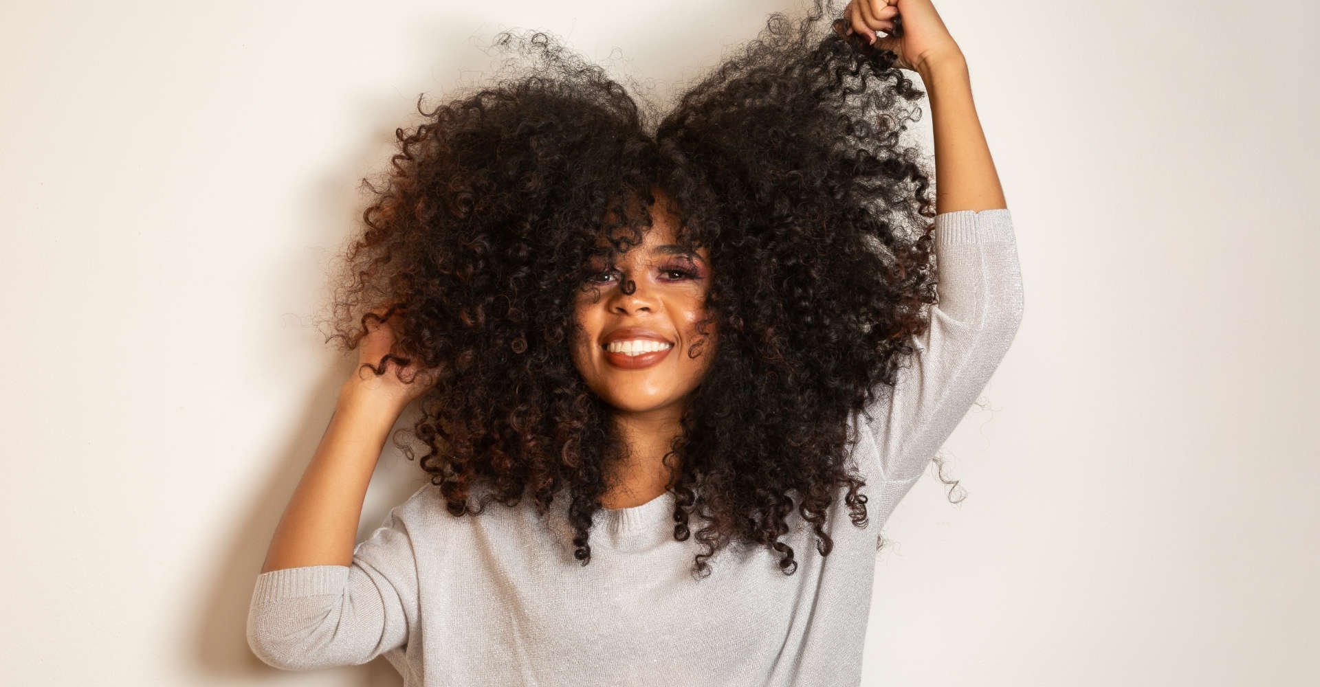 mulher exibe cabelo com o corte em forma de coração "heart shaped"