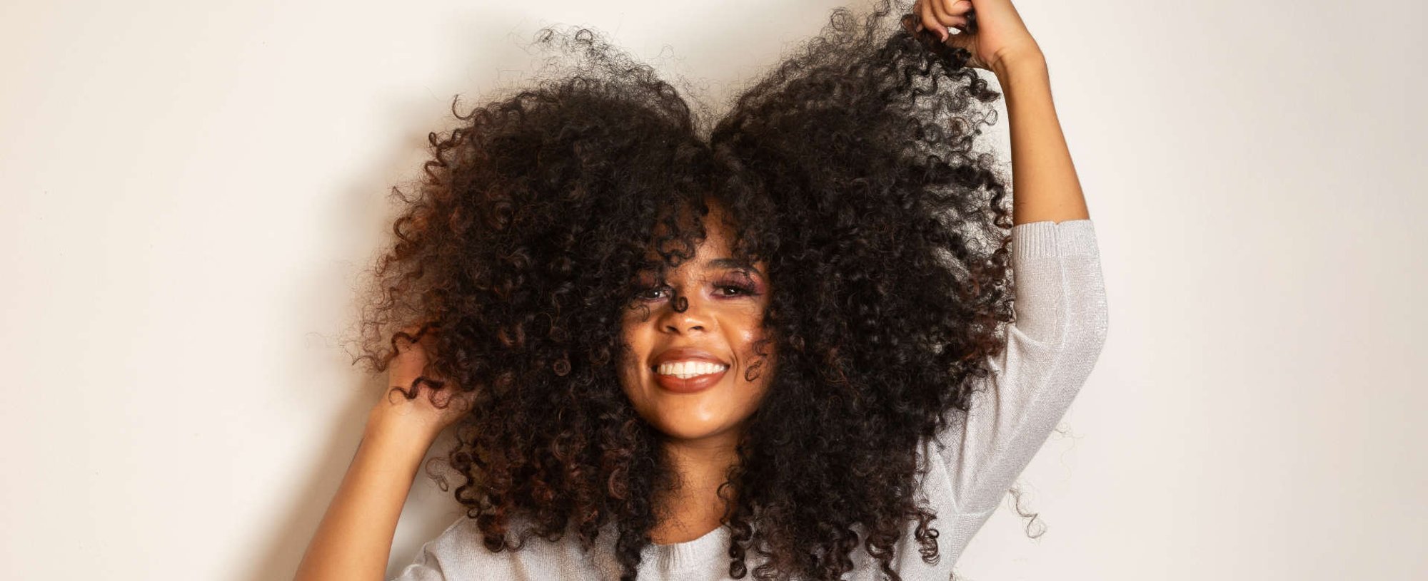 mulher exibe cabelo com o corte em forma de coração "heart shaped"