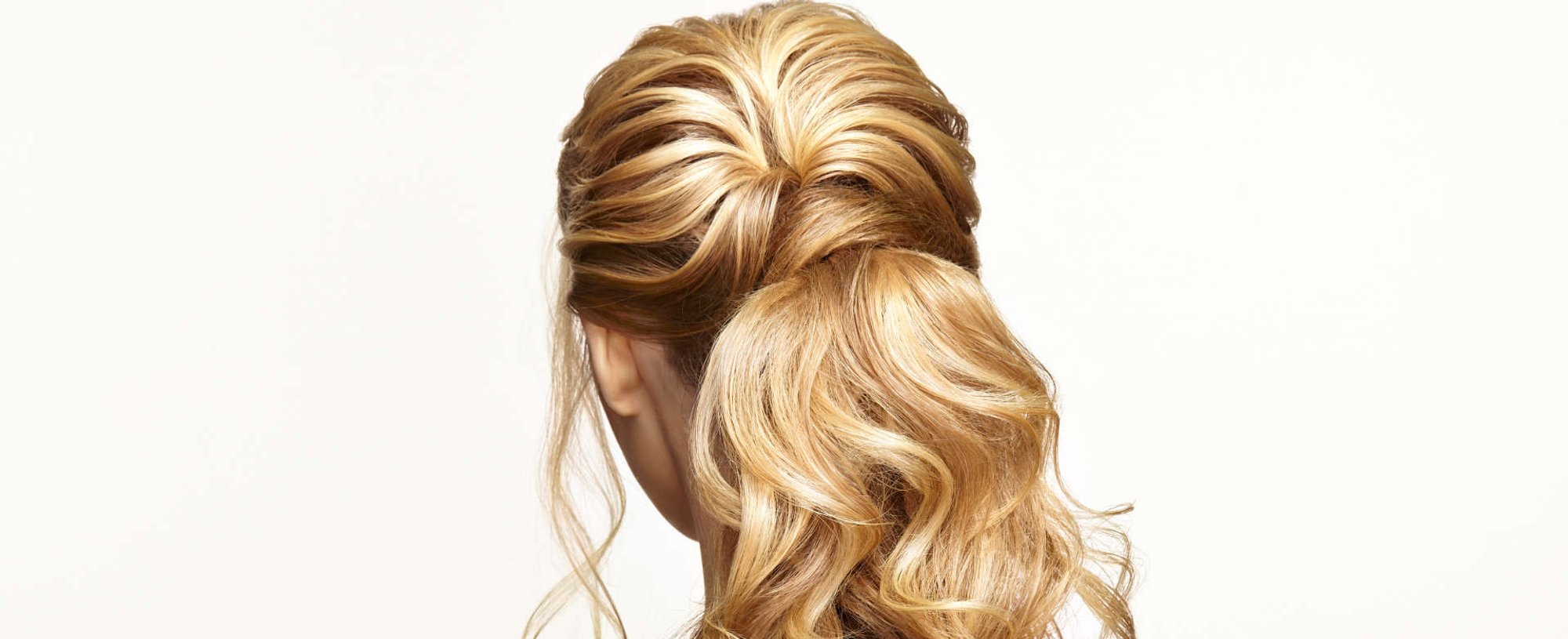 mulher exibe penteado com rabo de cavalo e mechas torcidinhas