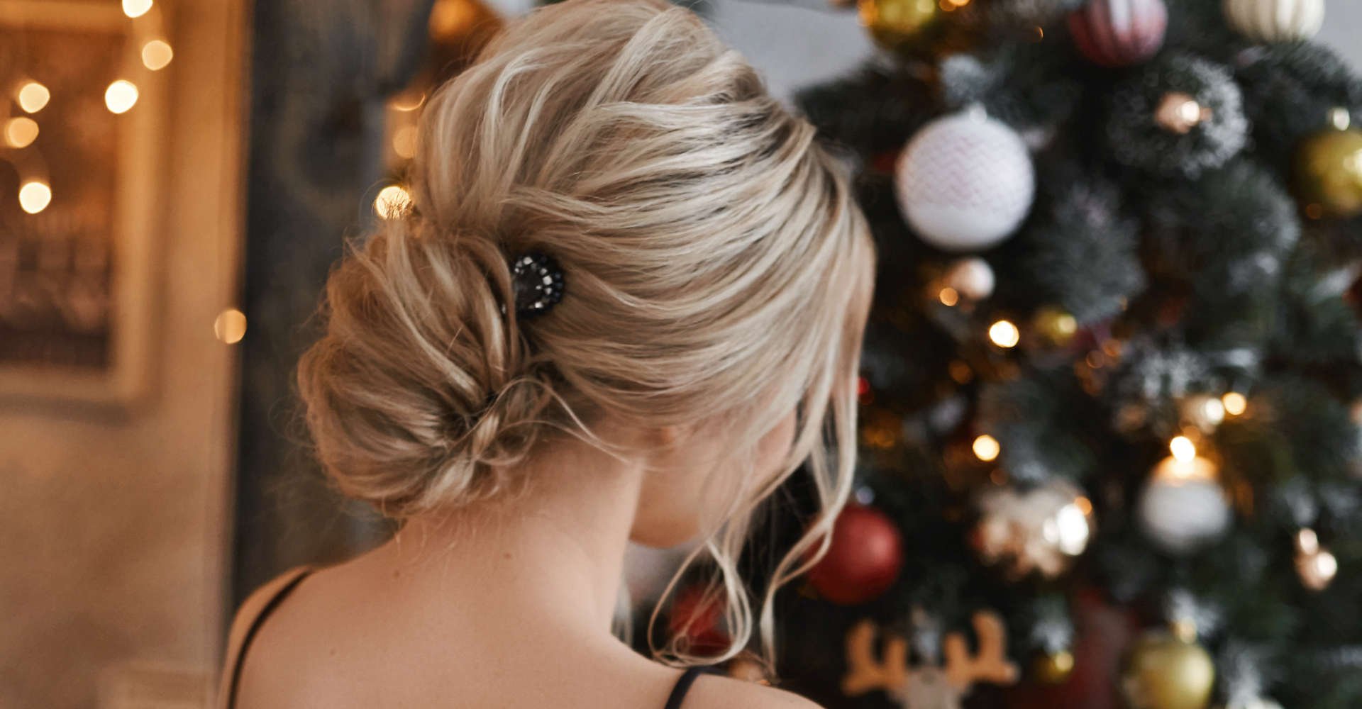 mulher exibe penteado para o natal
