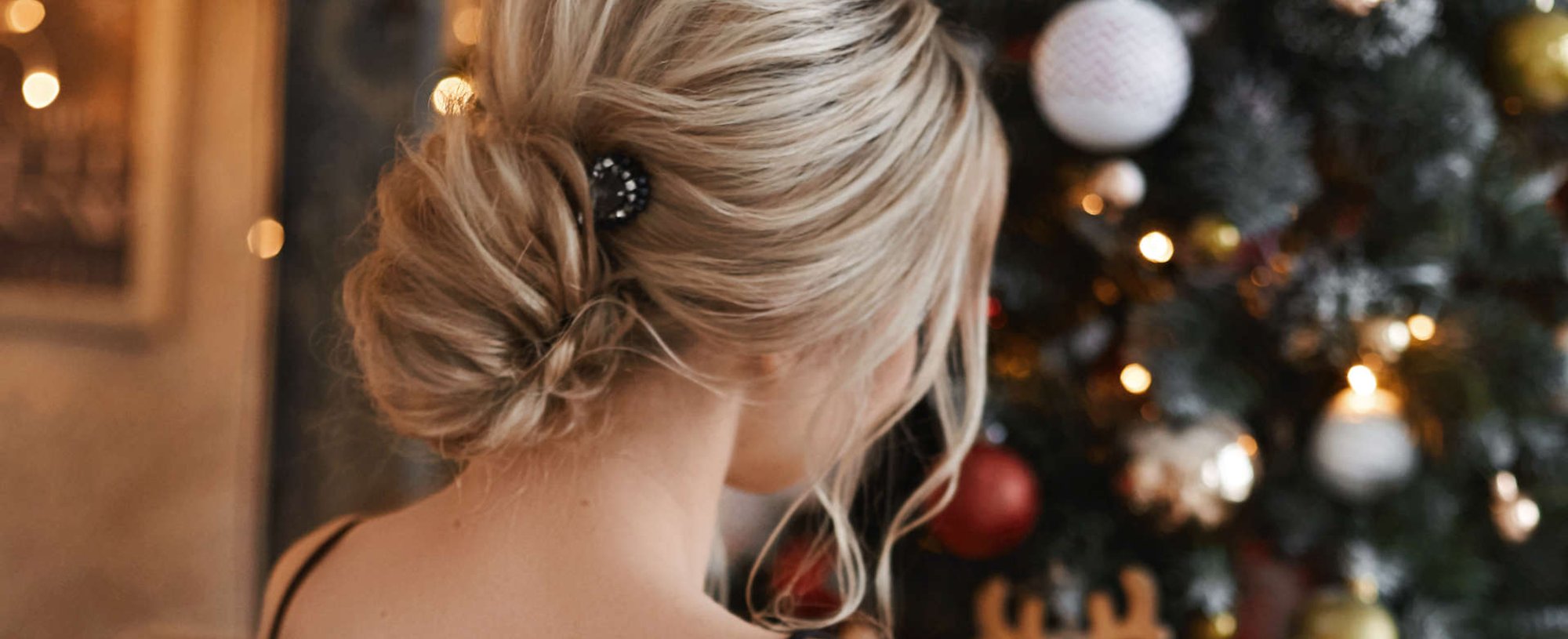 mulher exibe penteado para o natal