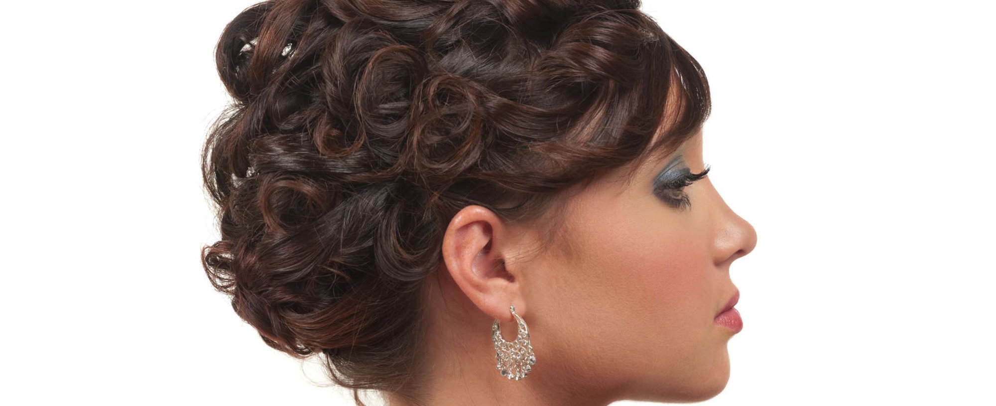mulher exibe penteado para formatura
