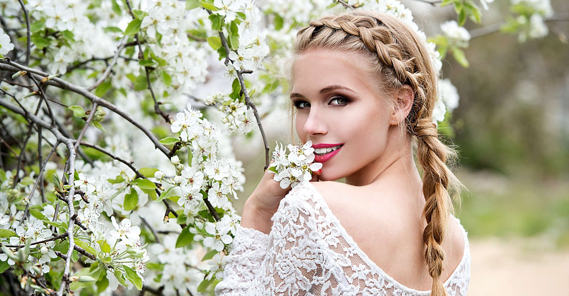 mulher exibe penteado romântico com tranças