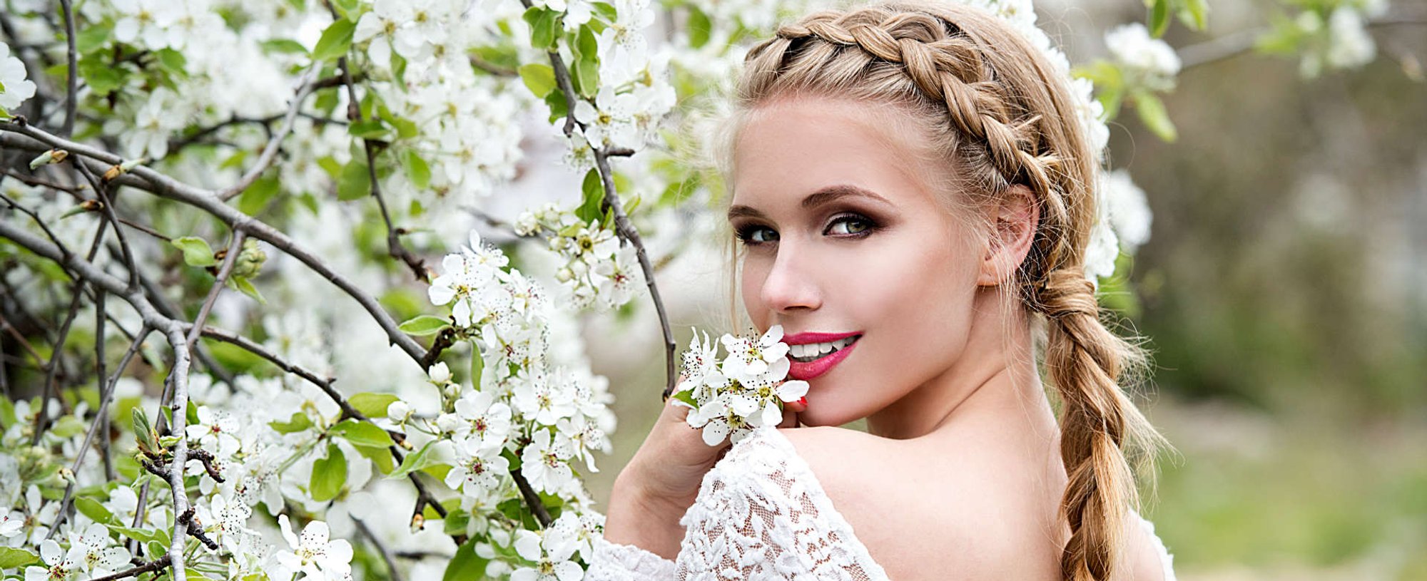 mulher exibe penteado romântico com tranças