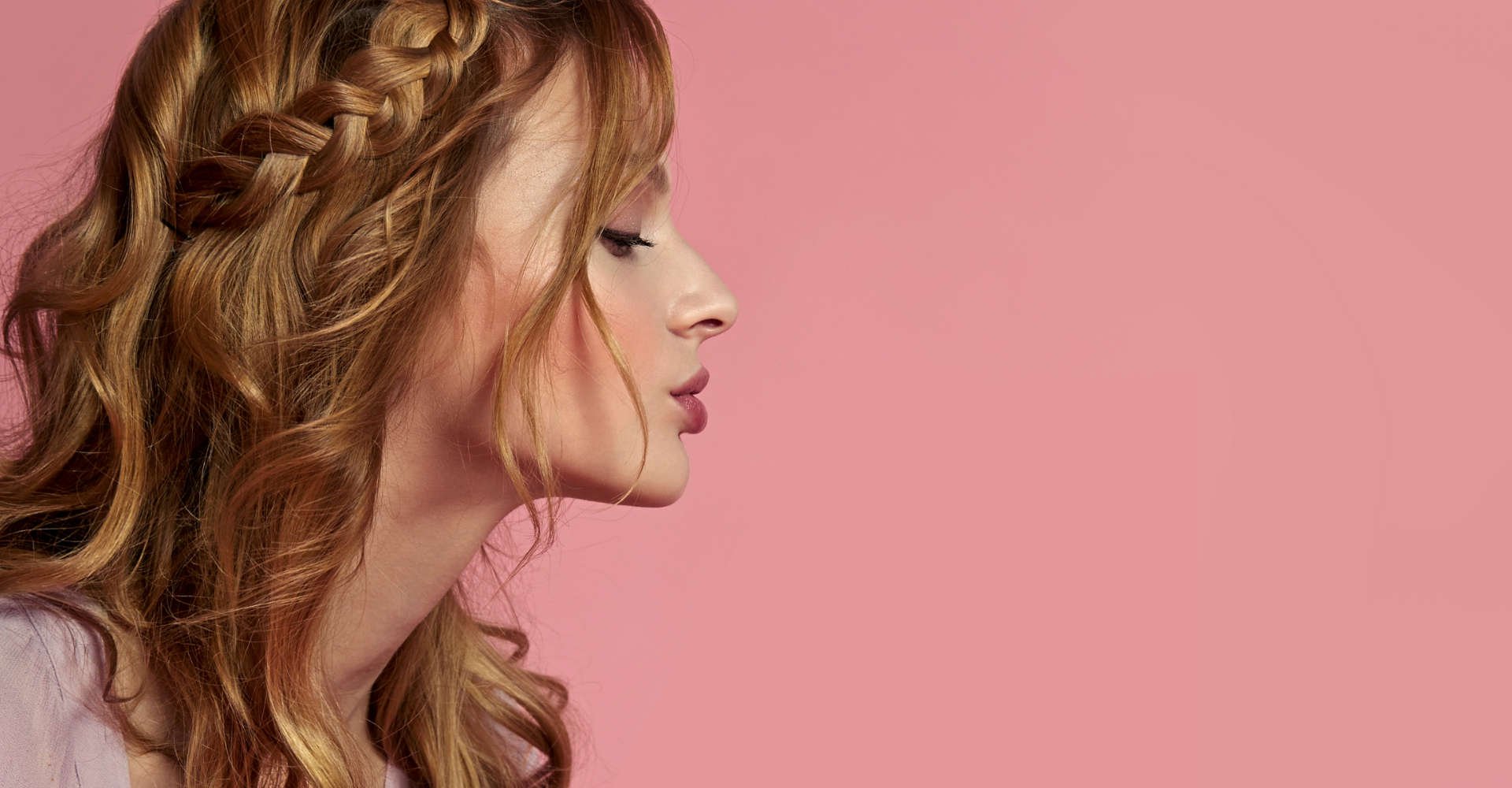 mulher exibe penteado para formatura