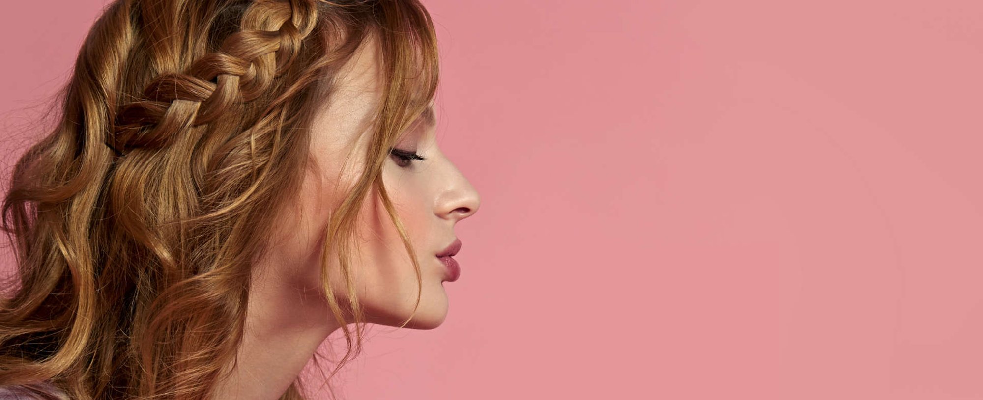 mulher exibe penteado para formatura