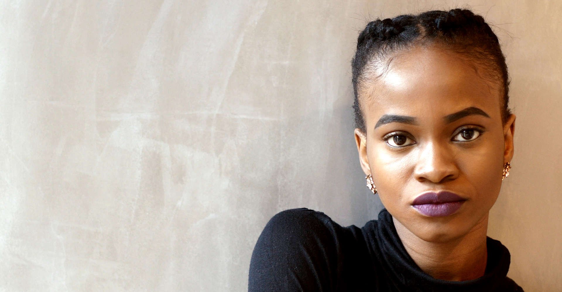 mulher exibe penteado com raiz polida