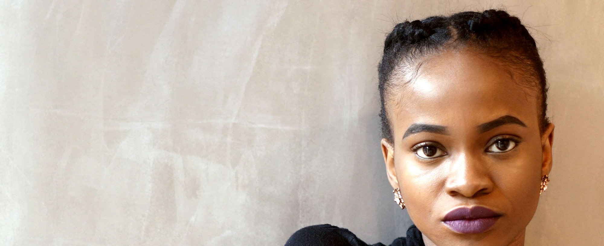 mulher exibe penteado com raiz polida