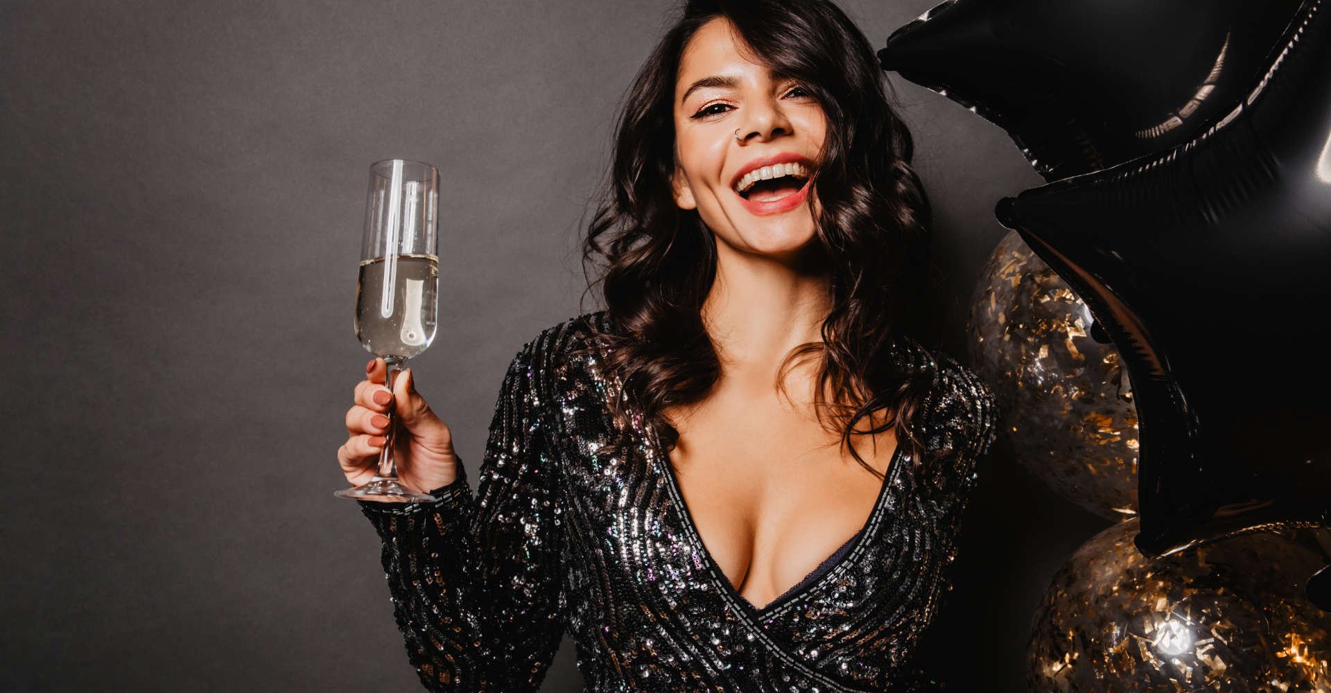 mulher segurando champagne