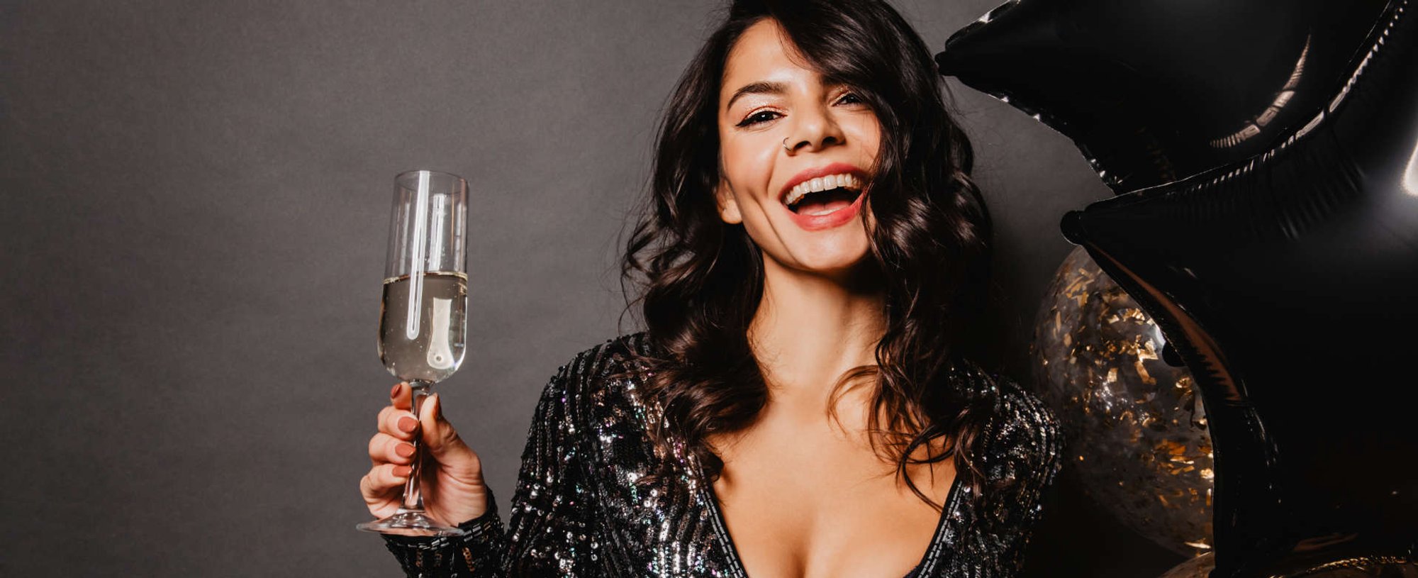 mulher segurando champagne