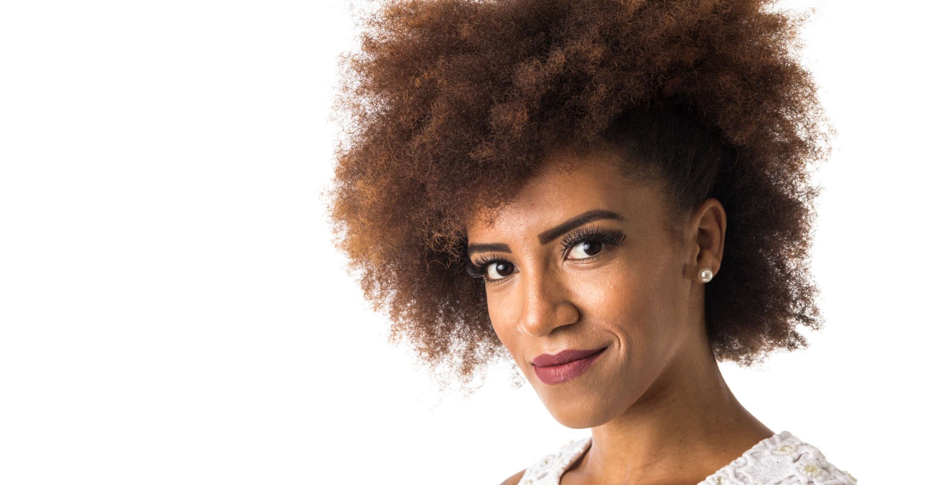 mulher exibe penteado rápido