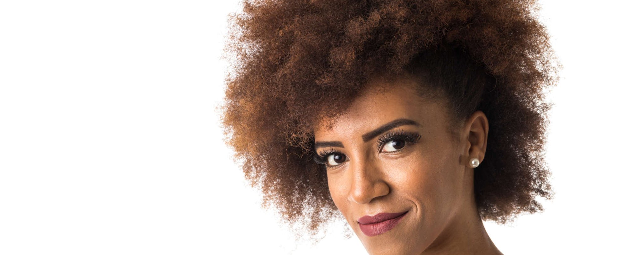 mulher exibe penteado rápido