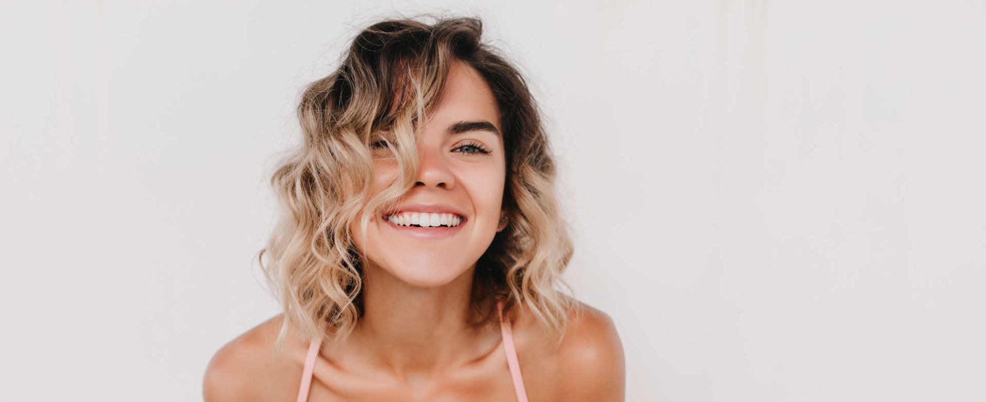 Modelo com cabelo curto e mechas