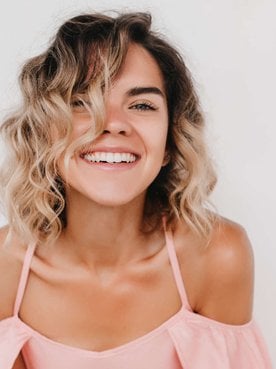 mulher exibe mechas e luzes