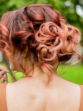 mulher exibe coque com mechas