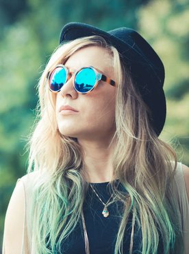 mulher de chapéu indo para show de rock