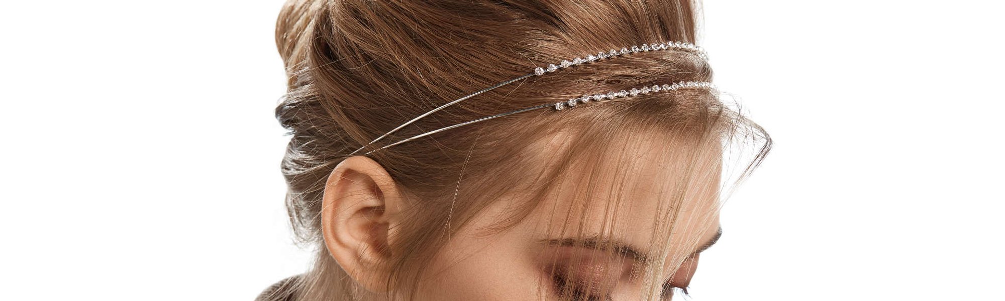 Coque baixo para festas: penteado mais bonito com uma tiara ou com um laço|  L'Oréal Paris
