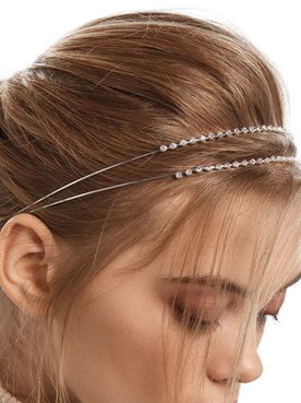 mulher de tiara com coque baixo