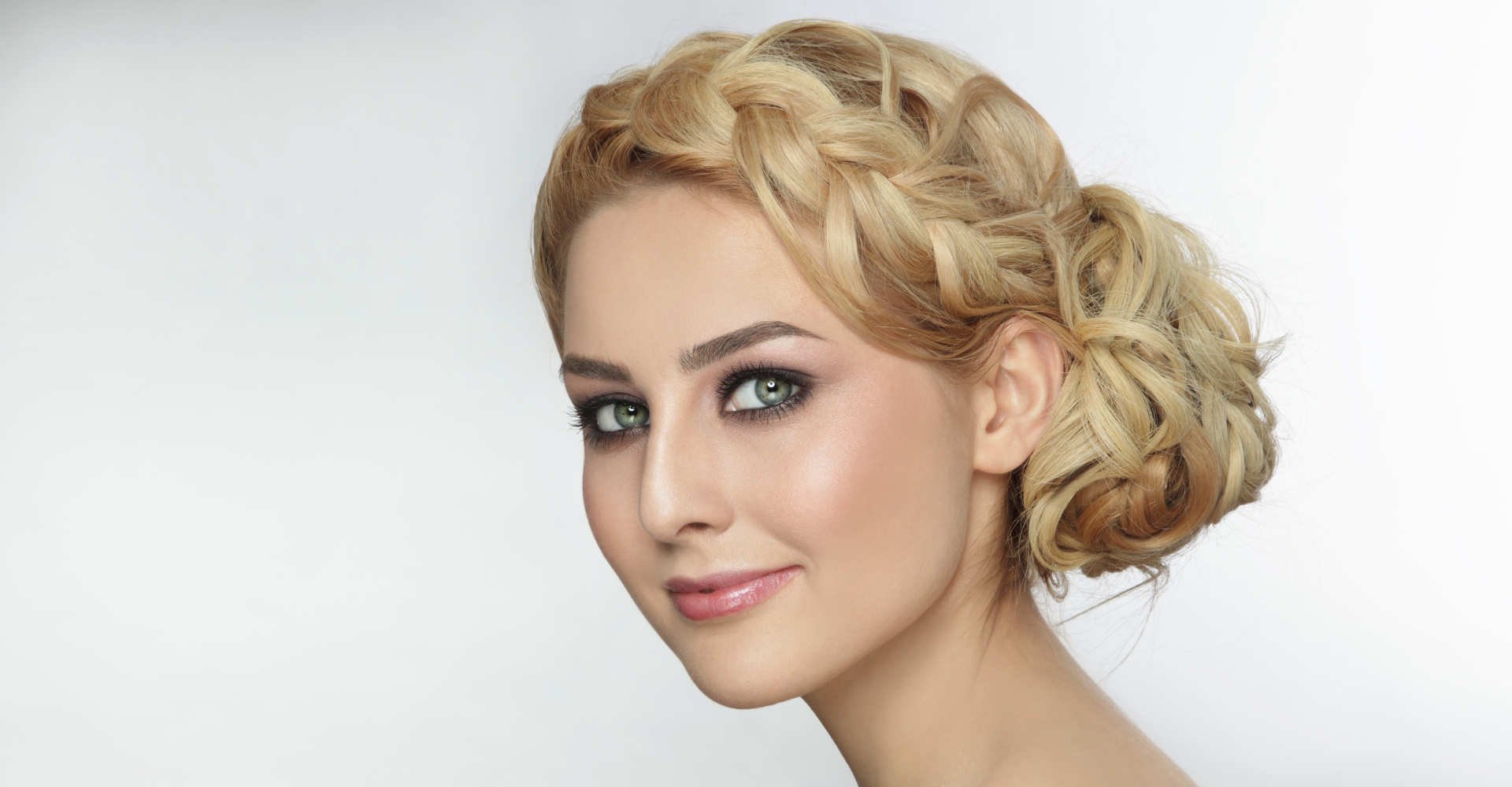 mulher de cabelo trançado preso