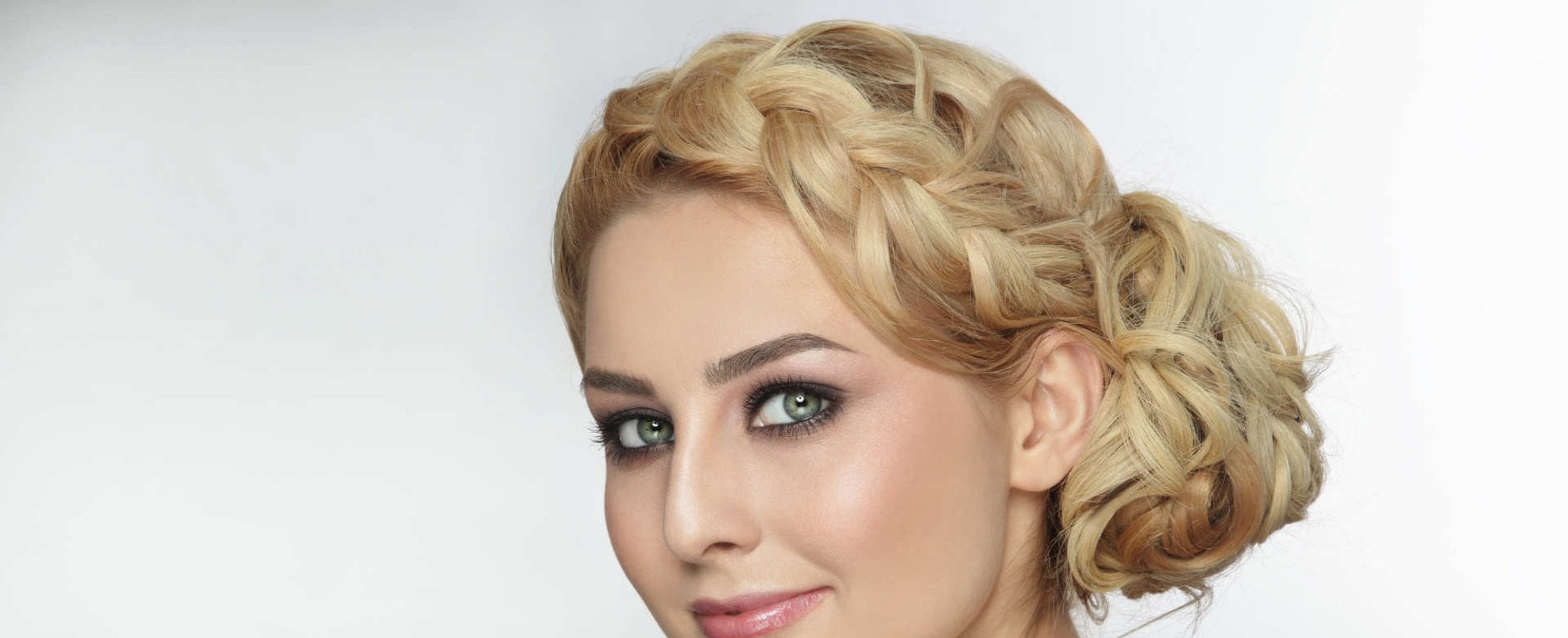 mulher de cabelo trançado preso