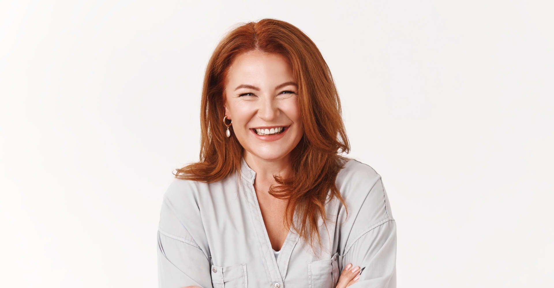 mulher de meia idade exibe seu corte de cabelo