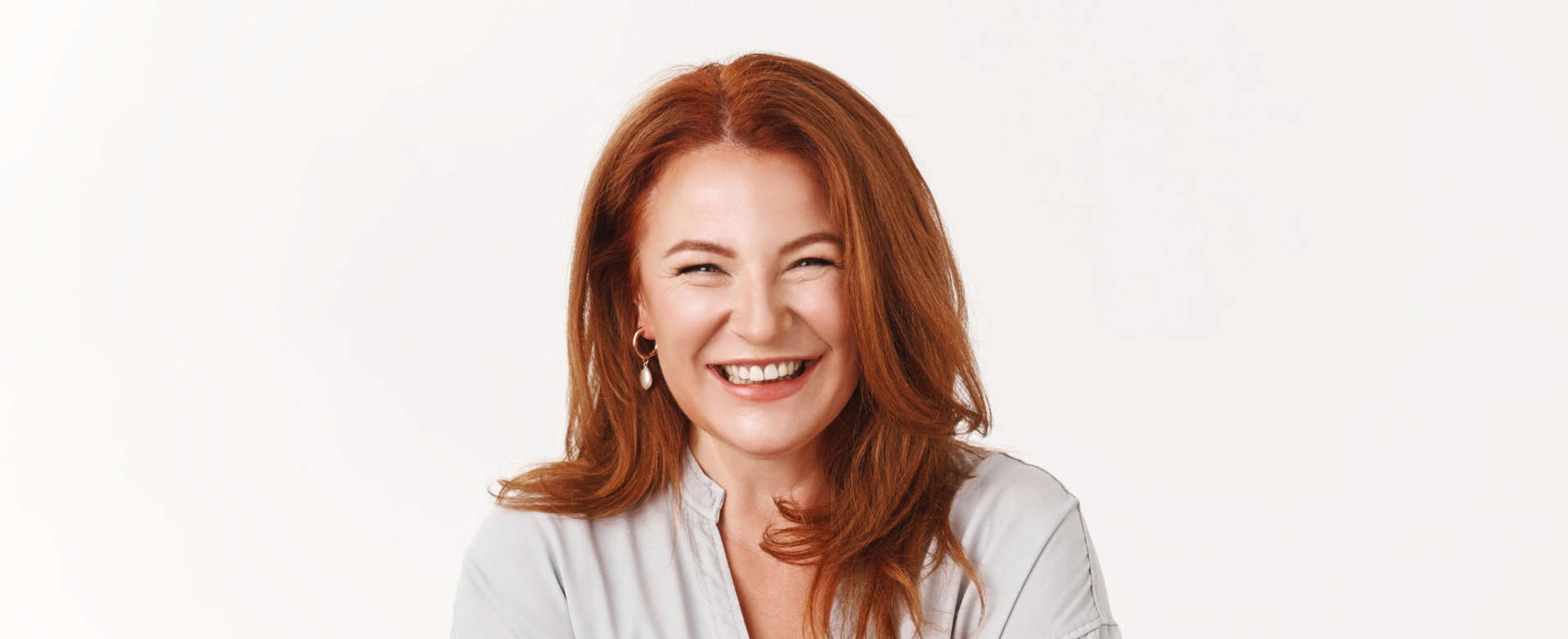 mulher de meia idade exibe seu corte de cabelo