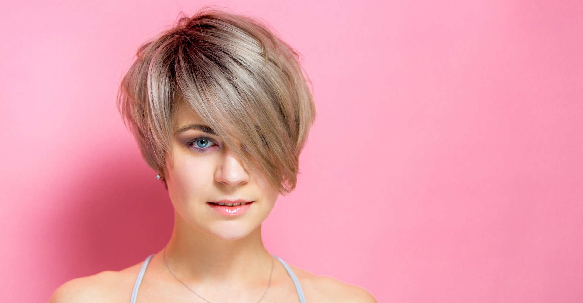 mulher exibe corte curto "page boy"