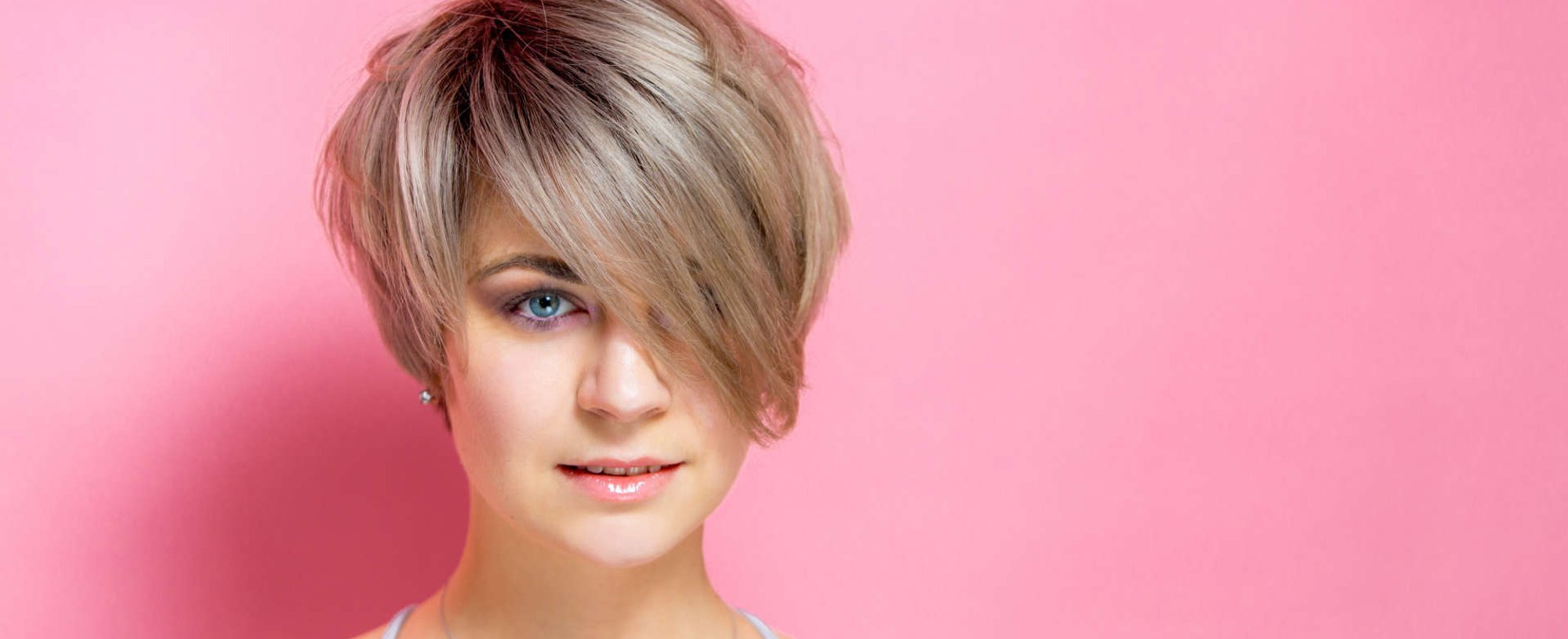 mulher exibe corte curto "page boy"