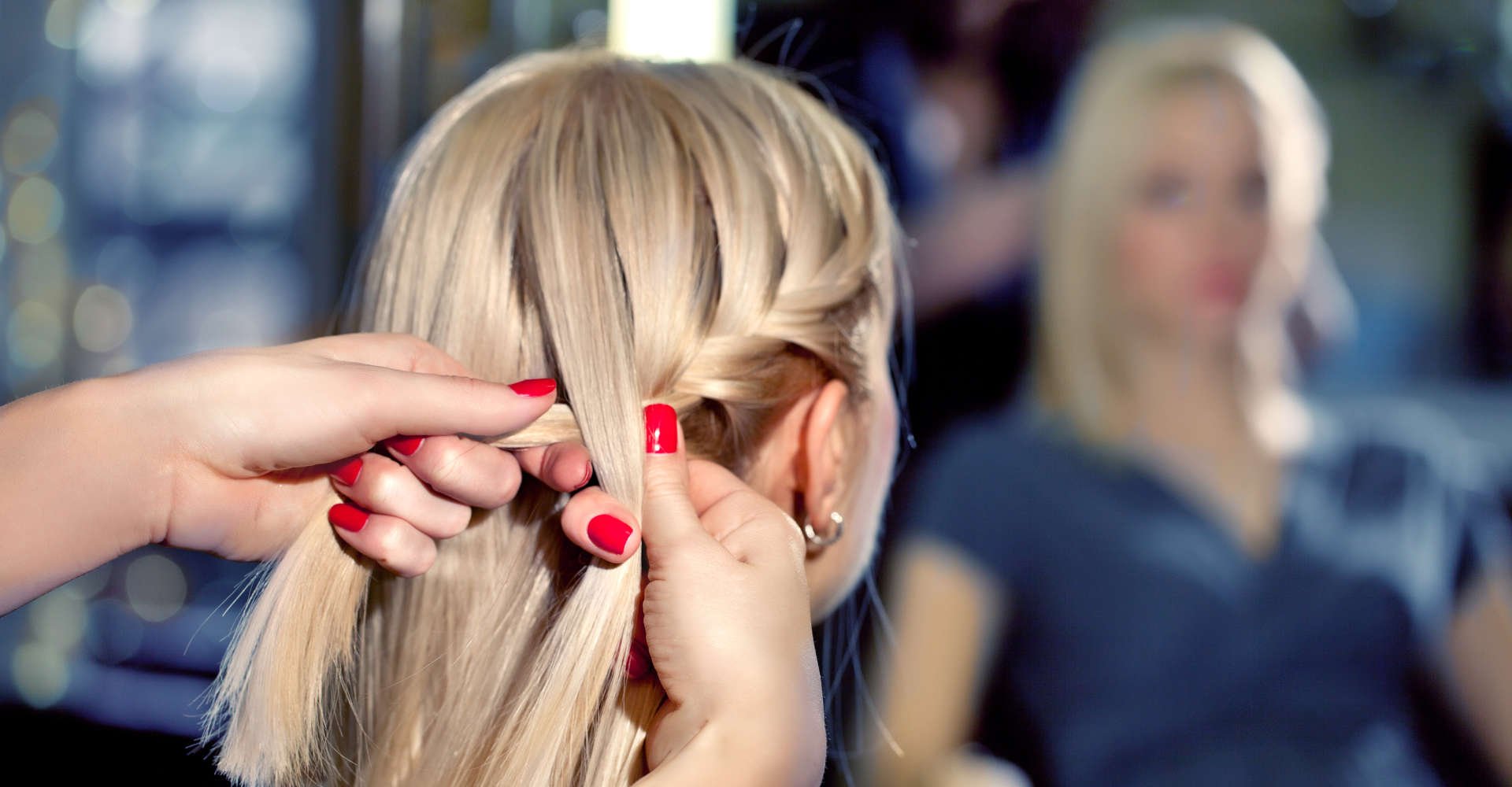 mulher fazendo tranças na lateral do cabelo