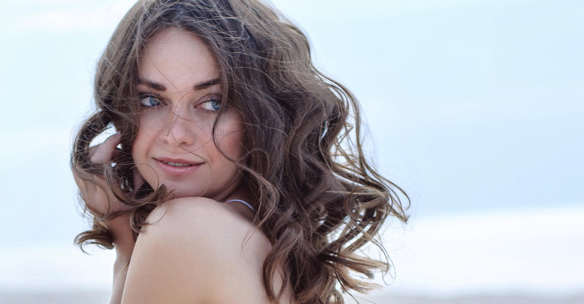 mulher com cabelos em forma de ondas "beach waves"