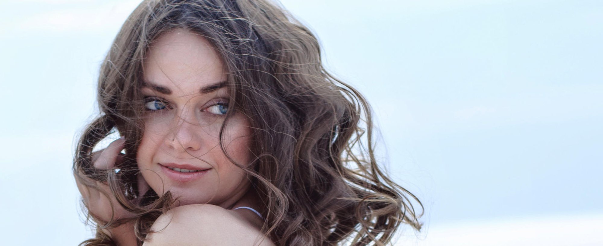 mulher com cabelos em forma de ondas "beach waves"